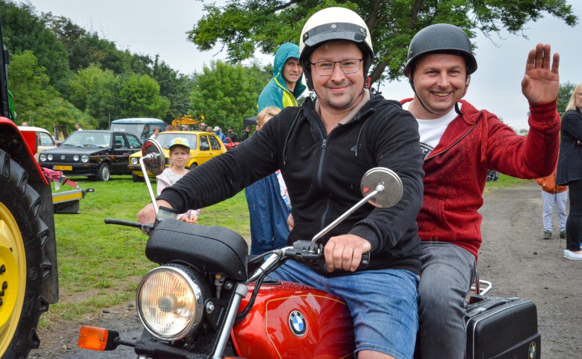 Deszcz nie przestraszył fanów motoryzacji. Zlot w Sławikowie [FOTO] - Serwis informacyjny z Raciborza - naszraciborz.pl