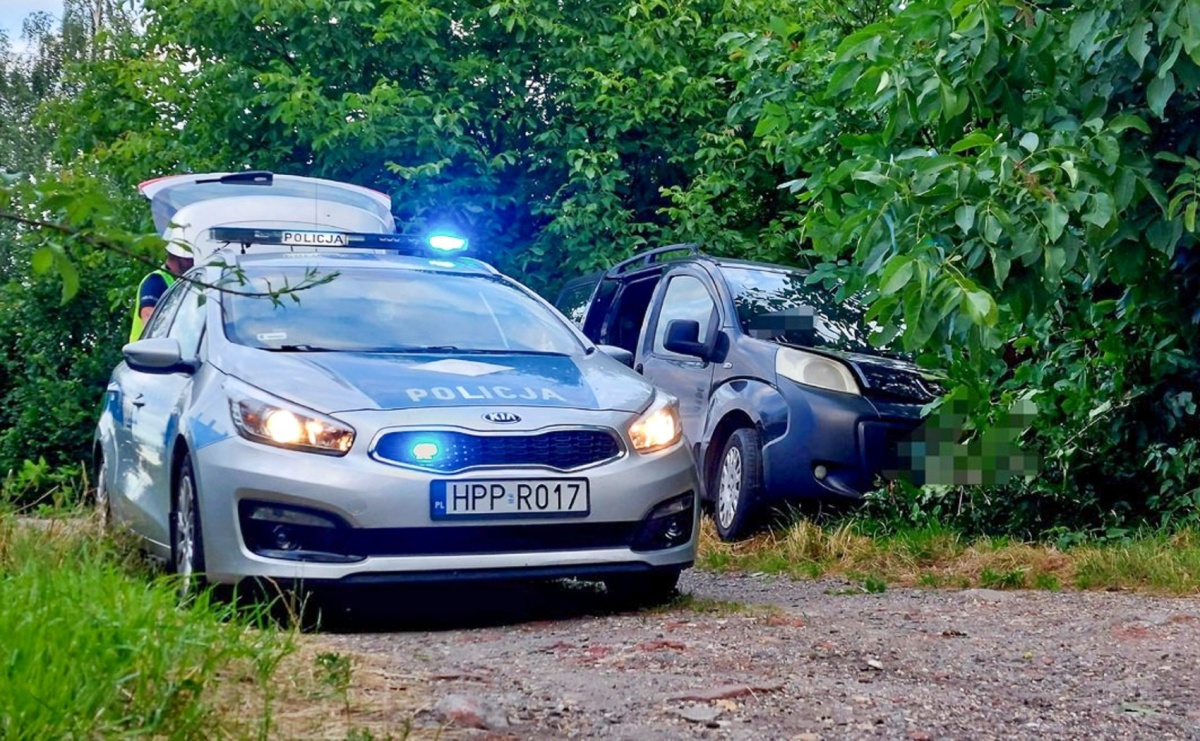 Pijany kierowca uderzył w drzewo. W samochodzie przewoził 7-letnią córkę - Serwis informacyjny z Raciborza - naszraciborz.pl
