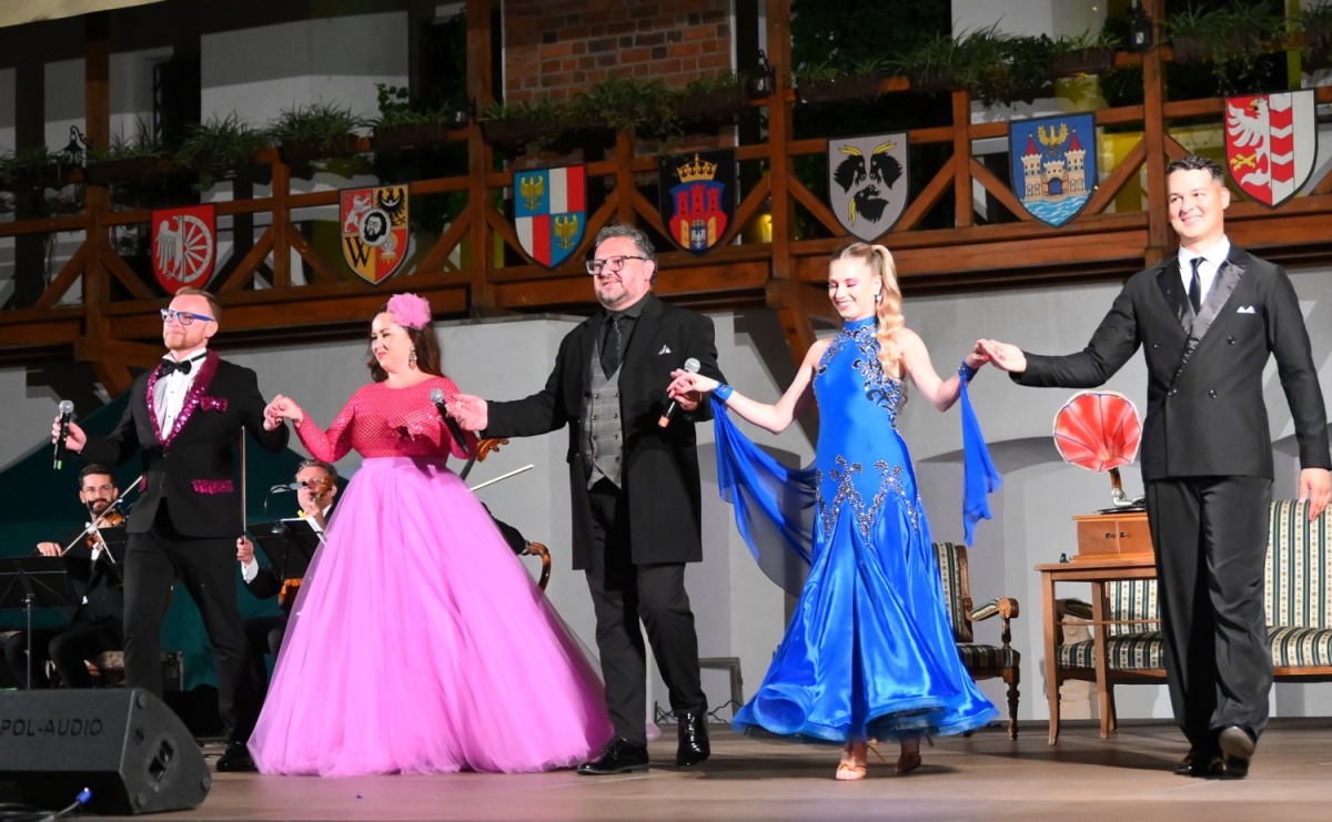 Magiczny wieczór na zamku: Operetka na dziedzińcu pod gwiazdami zachwyciła publiczność - Serwis informacyjny z Raciborza - naszraciborz.pl