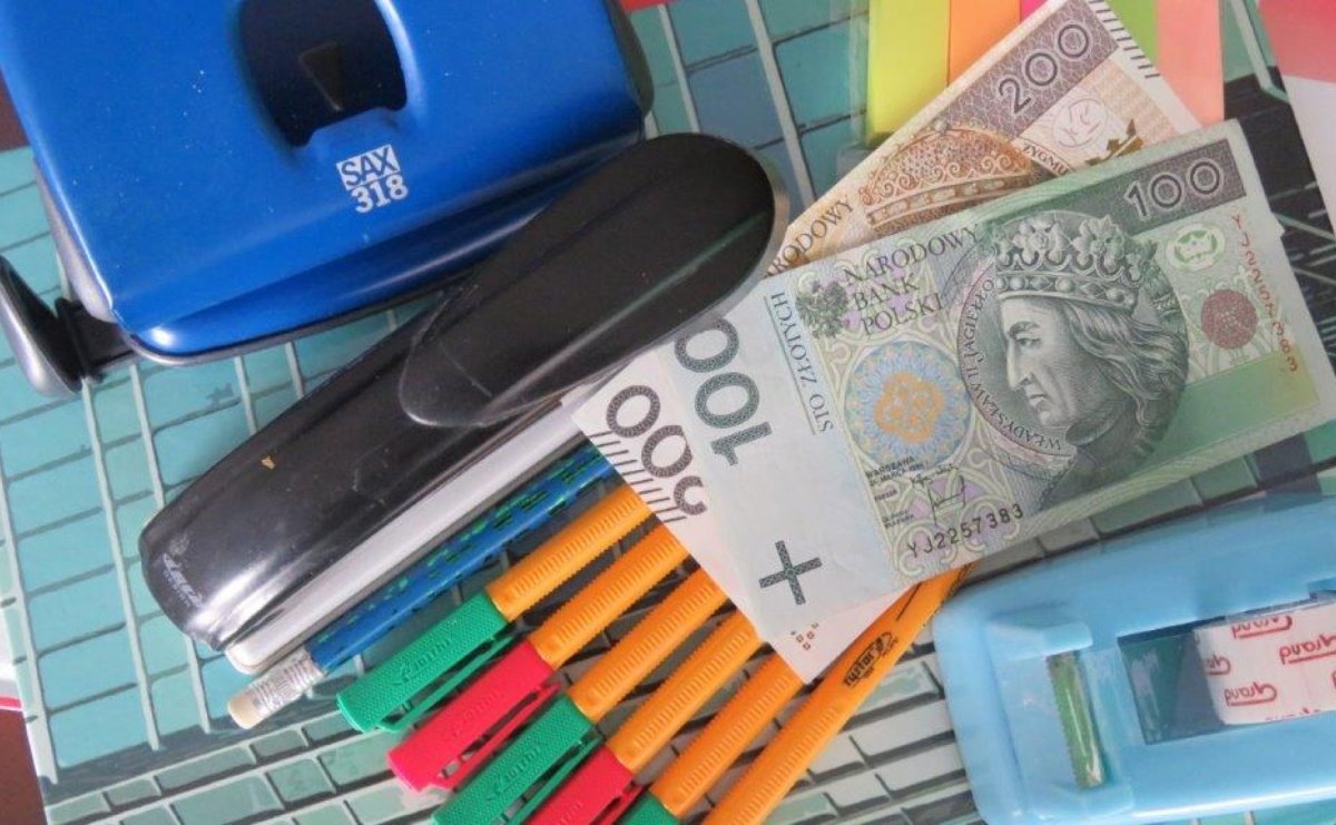 Czas na zakupy wyprawki szkolnej? 300 zł od ZUS może się przydać. Ruszyły wypłaty z programu Dobry Start - Serwis informacyjny z Raciborza - naszraciborz.pl