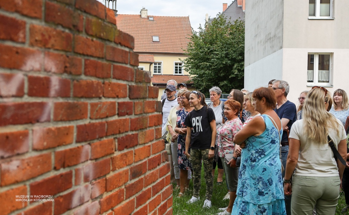 Śladami średniowiecznych murów Raciborza. Letni spacer odkrywał tajemnice dawnych fortyfikacji - Serwis informacyjny z Raciborza - naszraciborz.pl