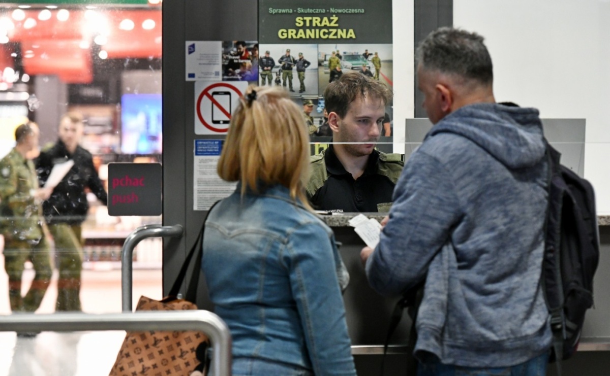 Lotnisko: zatrzymanie osoby poszukiwanej i odmowa wjazdu dla dwóch obywateli Gruzji - Serwis informacyjny z Raciborza - naszraciborz.pl