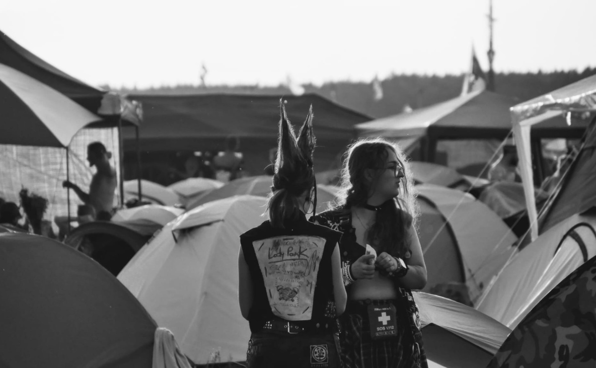Racibórz na Pol'and'Rock Festival w czarno-białym kadrze - Serwis informacyjny z Raciborza - naszraciborz.pl