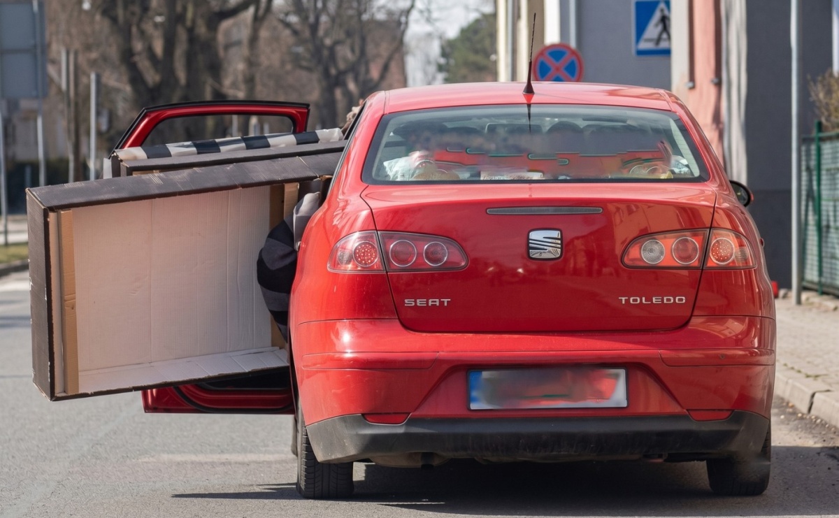 Kiedy kanapa nie mieści się do auta. Niebezpieczny transport zakończył się mandatem - Serwis informacyjny z Raciborza - naszraciborz.pl