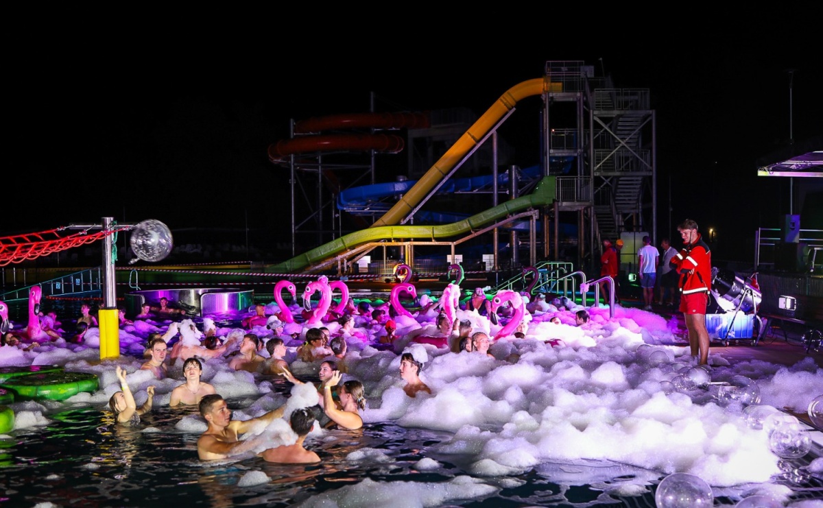 Wakacje na H2Ostróg. Była zumba, Morska Kraina i wieczorne pool party - Serwis informacyjny z Raciborza - naszraciborz.pl
