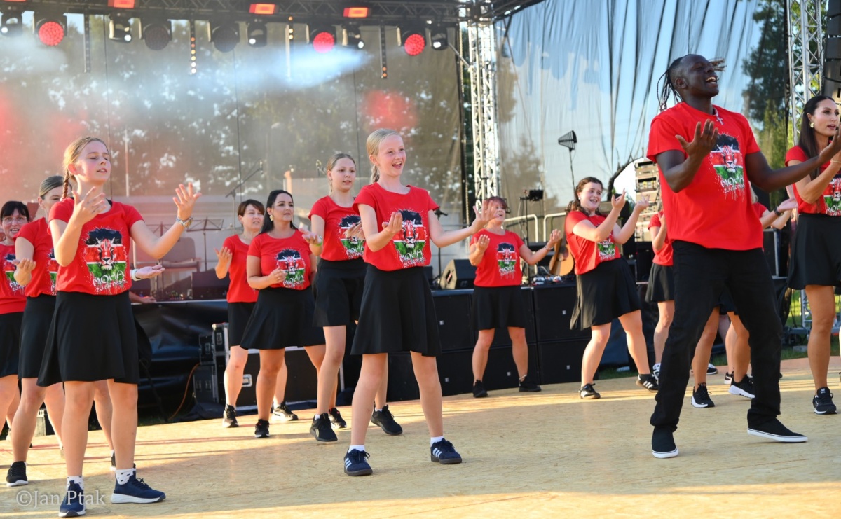 Festyn parafialny w Brzeziu na bis! Taneczne show parafianek zrobiło furorę - Serwis informacyjny z Raciborza - naszraciborz.pl