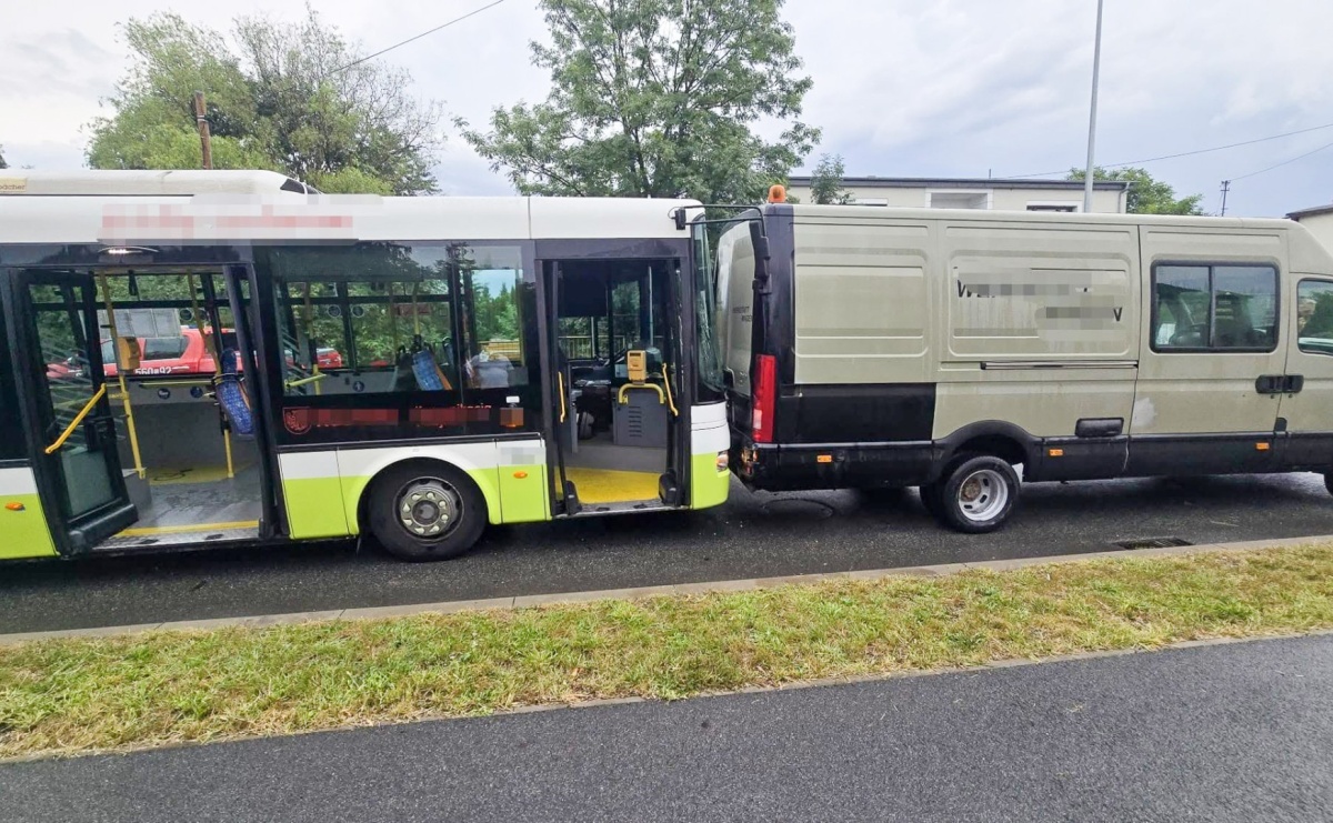 Rybnicka odblokowana po zderzeniu autobusu z czterema samochodami - Serwis informacyjny z Raciborza - naszraciborz.pl