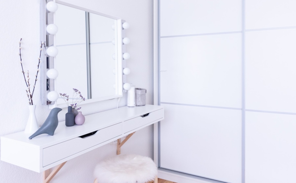 Jak urządzić prywatną strefę beauty w sypialni? Stylowe toaletki i ich praktyczne wyposażenie - Serwis informacyjny z Raciborza - naszraciborz.pl