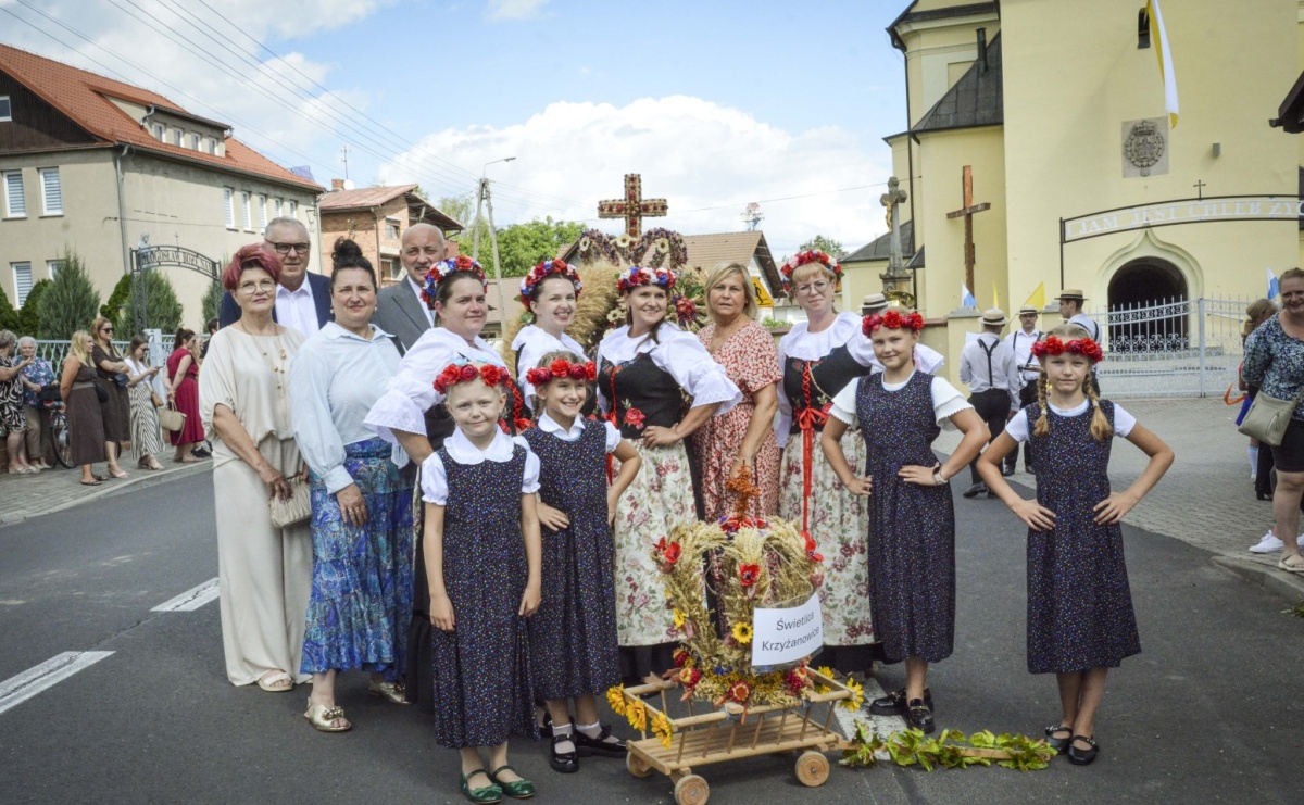Barwny korowód w Krzyżanowicach przeszedł ulicami! Trwa święto plonów na placu festynowym [FOTO i WIDEO] - Serwis informacyjny z Raciborza - naszraciborz.pl
