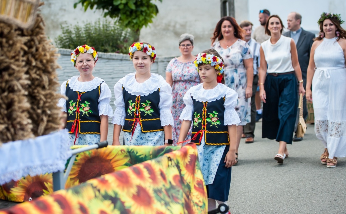 Barwny korowód w Roszkowie za nami! Święto plonów w pełni rozkwitu - Serwis informacyjny z Raciborza - naszraciborz.pl