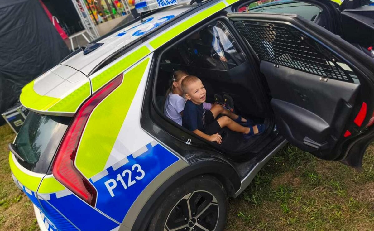  Bezpieczna Kuźnia z policjantami. Spotkania z mieszkańcami podczas wakacyjnych wydarzeń - Serwis informacyjny z Raciborza - naszraciborz.pl