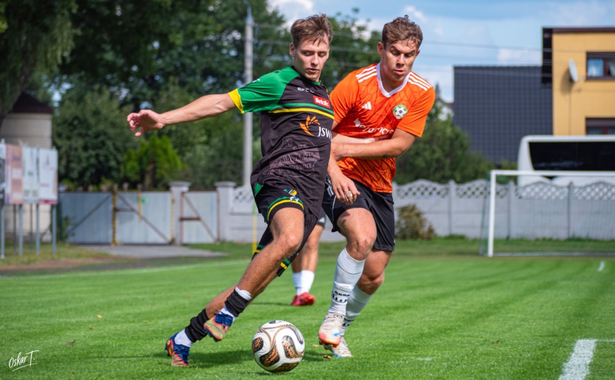 Hat-trick Strzelczyka, dublet Legierskiego. Tworków z pewną wygraną [FOTO] - Serwis informacyjny z Raciborza - naszraciborz.pl