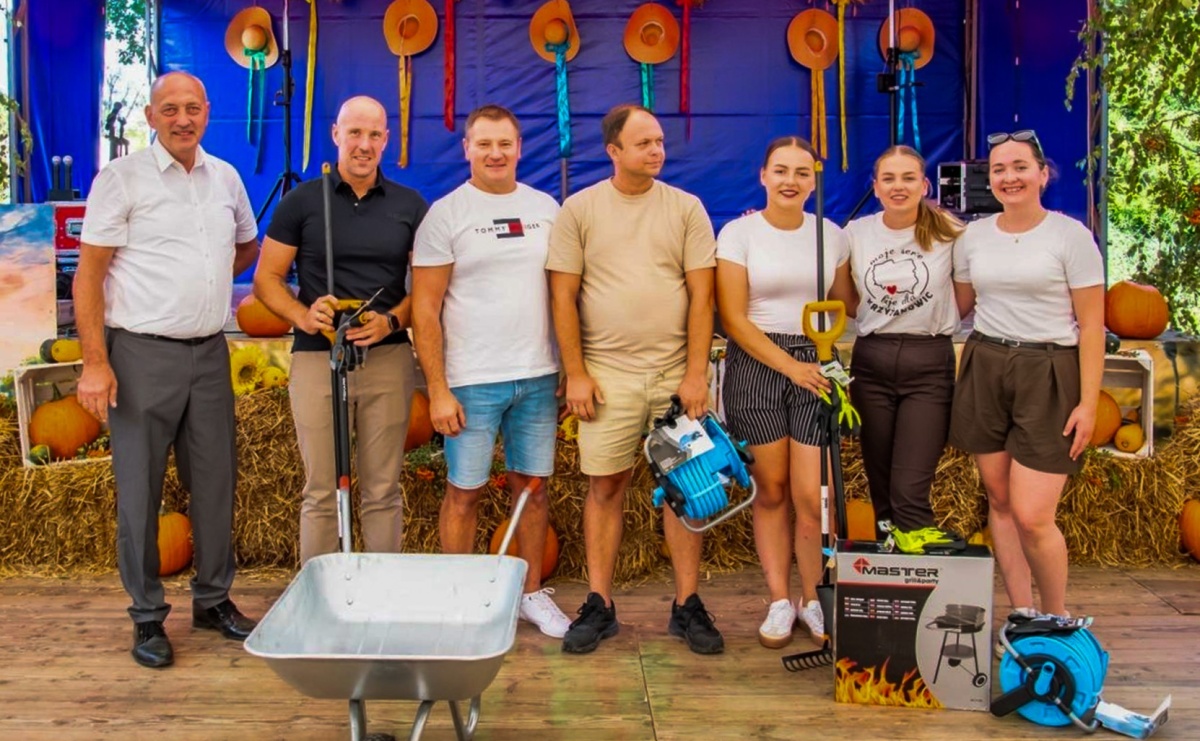 Opony, woda i bela słomy. W Krzyżanowicach wybrano Super Farmerów Dożynek - Serwis informacyjny z Raciborza - naszraciborz.pl