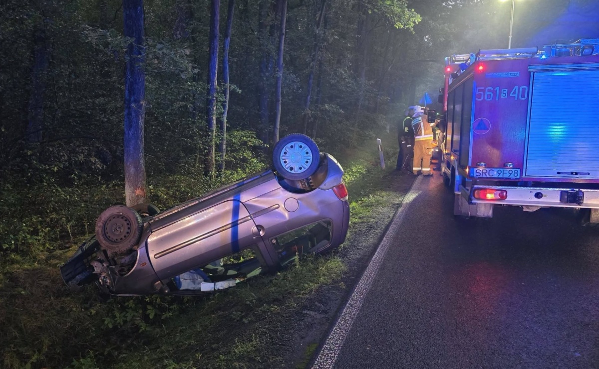 Utrudnienia na DW 919 w Rudach. Dachowanie Renault - Serwis informacyjny z Raciborza - naszraciborz.pl