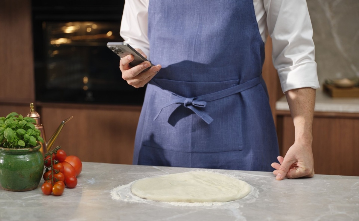Pizza w stylu włoskim z domowego piekarnika. Jak działa Electrolux PizzaExpert? - Serwis informacyjny z Raciborza - naszraciborz.pl