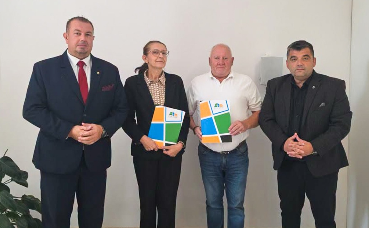 Powiat i Kuźnia Raciborska inwestują w drogi. Nowe chodniki w Siedliskach i planowany remont w Budziskach - Serwis informacyjny z Raciborza - naszraciborz.pl