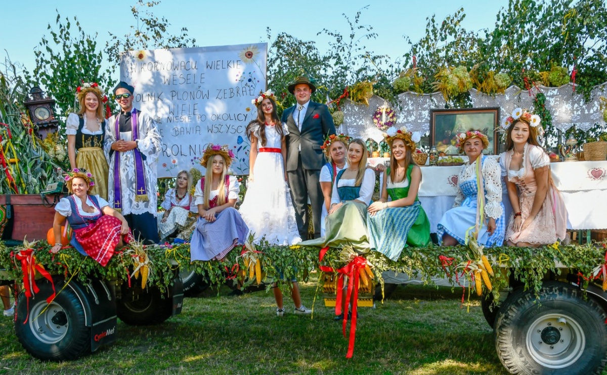 Dożynkowy korowód ruszył z Pogrzebienia. Święto plonów trwa w Kornowacu [FOTO i WIDEO] - Serwis informacyjny z Raciborza - naszraciborz.pl