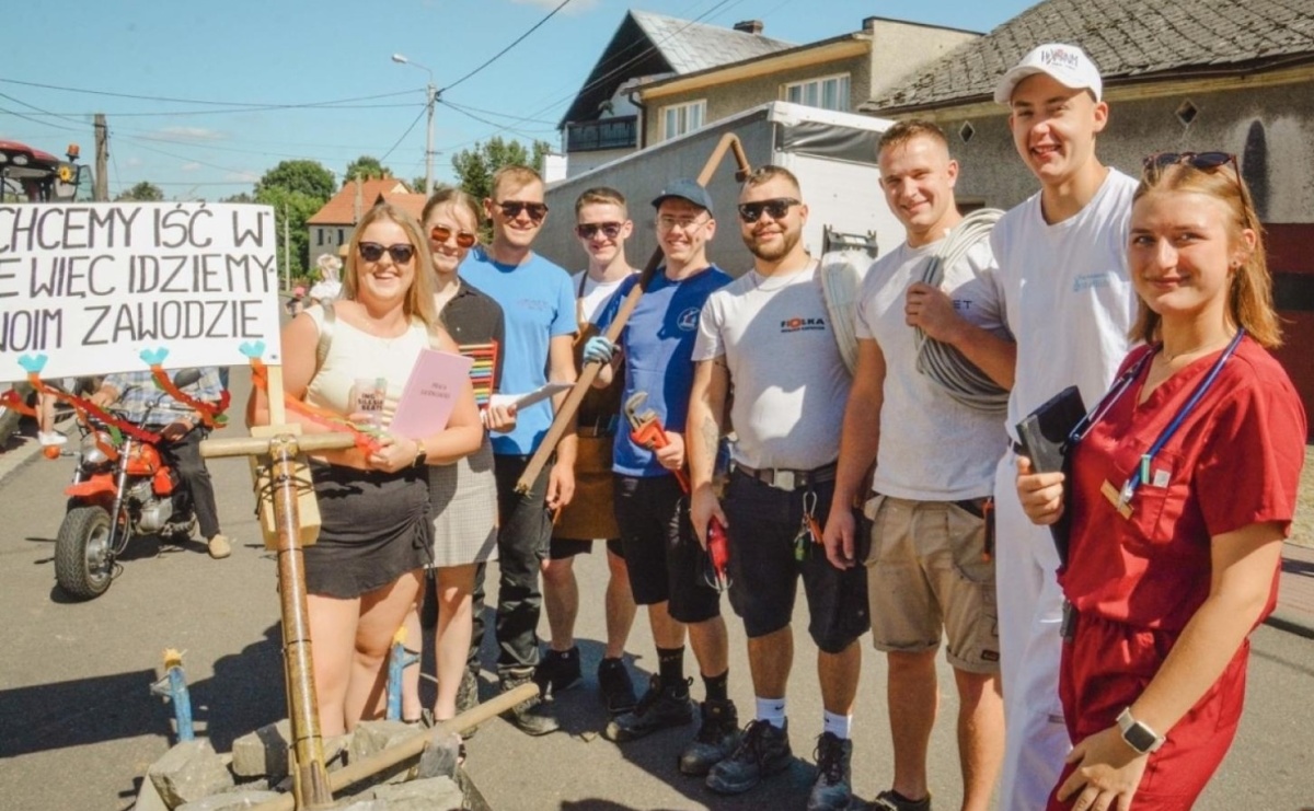Korowód przejechał przez Bolesław. Dożynkowe świętowanie trwa [FOTO i WIDEO] - Serwis informacyjny z Raciborza - naszraciborz.pl