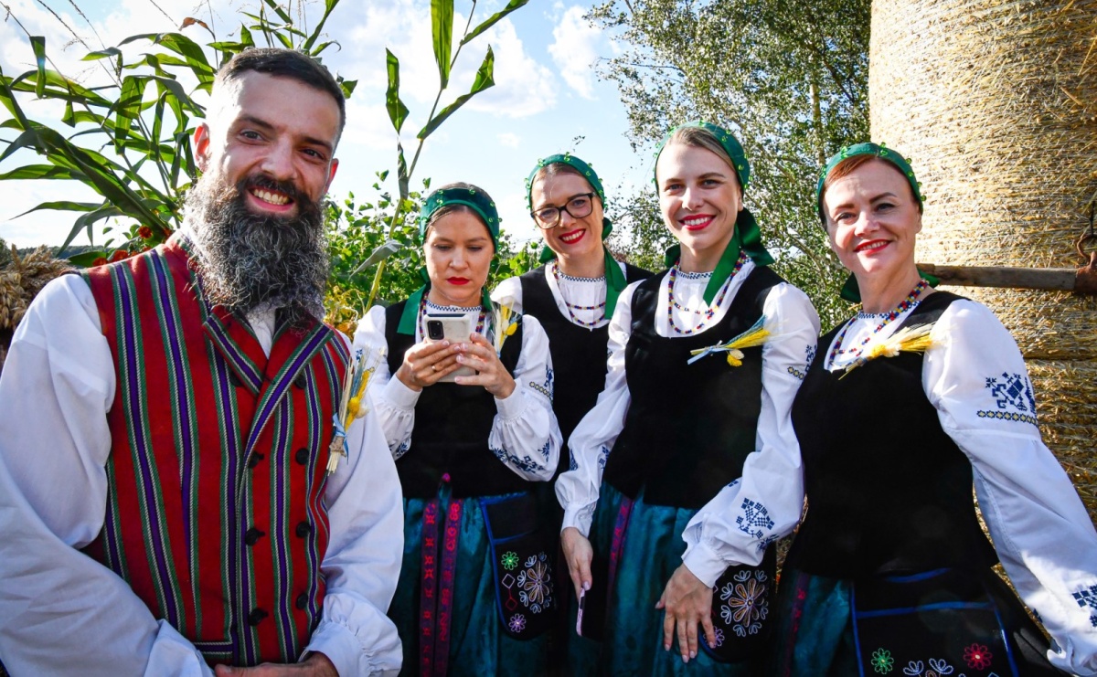 Dożynki wiejsko-parafialne w Kobyli. Tradycja, folklor i rodzinna zabawa w międzynarodowym towarzystwie [FOTO i WIDEO] - Serwis informacyjny z Raciborza - naszraciborz.pl