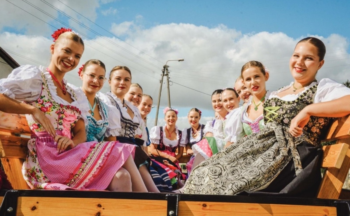 Barwny korowód rozpoczął Gminne Dożynki w Zawadzie Książęcej [FOTO] - Serwis informacyjny z Raciborza - naszraciborz.pl