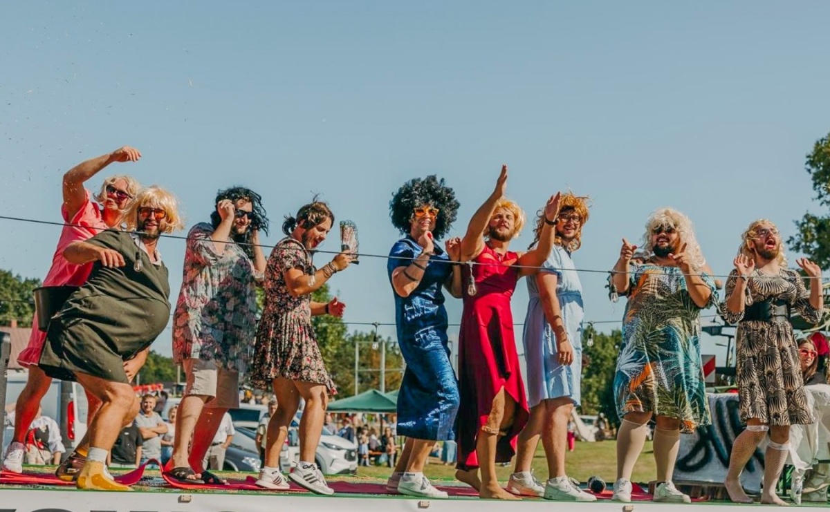 Bieńkowice pokazały, że na śląskiej wsi potrafią się bawić. Korowód pełen humoru i nowoczesnych maszyn - Serwis informacyjny z Raciborza - naszraciborz.pl
