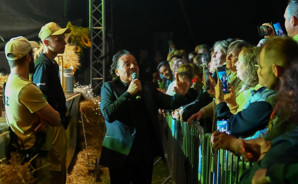 Francesco Napoli zakończył dożynki w Krowiarkach. Publiczność bawiła się razem z artystą [FOTO i WIDEO] - Serwis informacyjny z Raciborza - naszraciborz.pl
