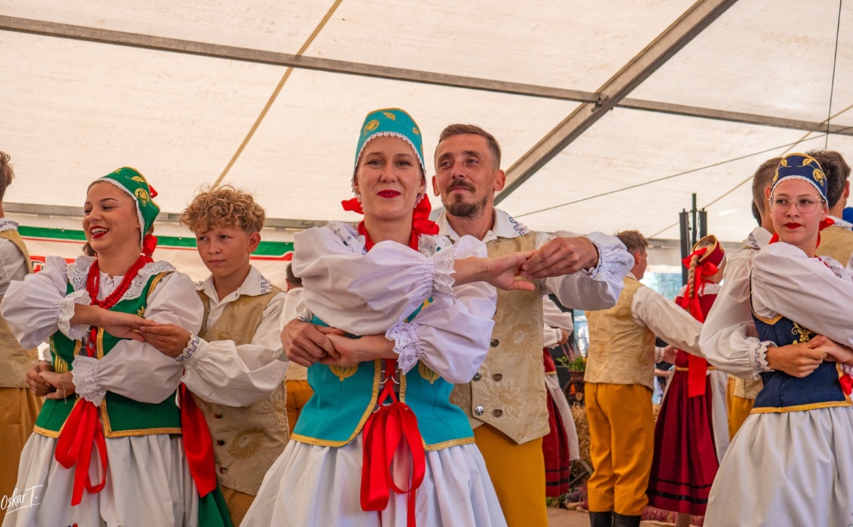 A po korowodzie i mszy… biesiada i tłumy na parkiecie. Tak bawiła się gmina Nędza na dożynkach w Zawadzie Książęcej [FOTO] - Serwis informacyjny z Raciborza - naszraciborz.pl