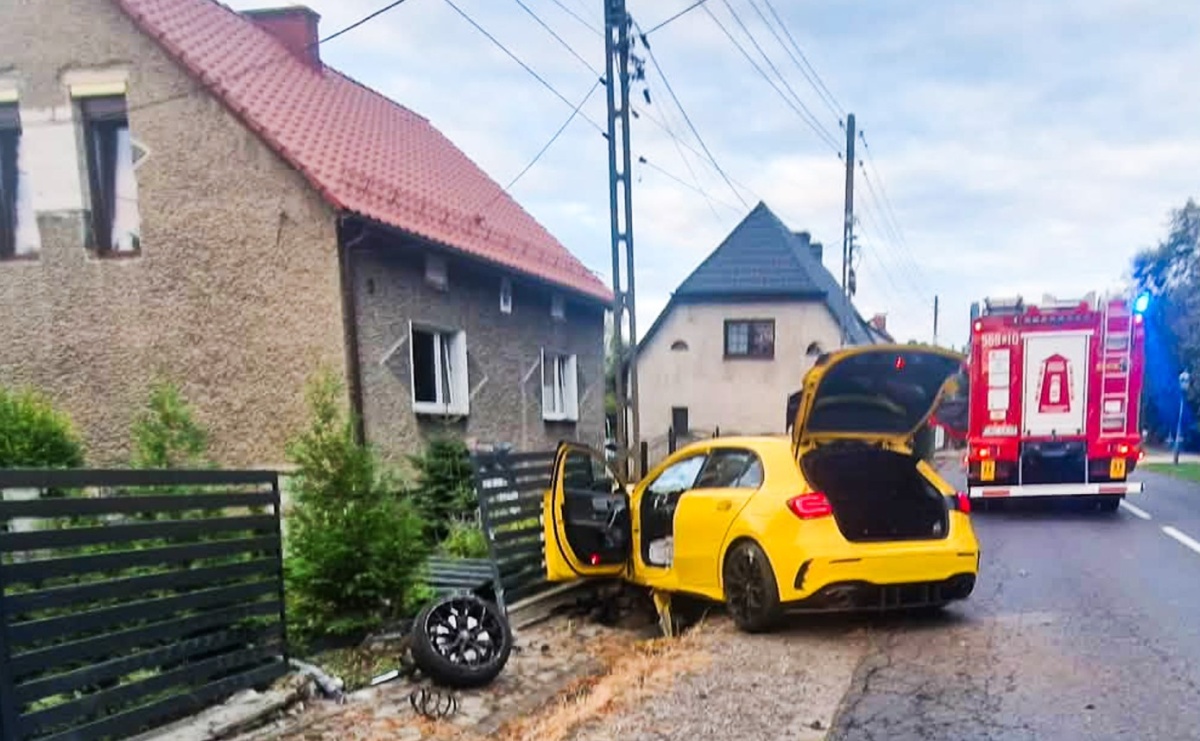 Mercedes wypadł z drogi w Rudach. 25-latek za kierownicą - Serwis informacyjny z Raciborza - naszraciborz.pl