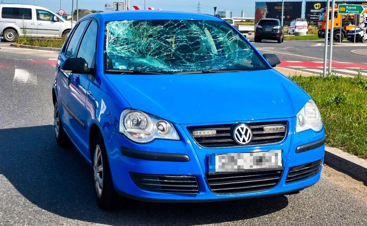 Zderzenie Volkswagena z rowerzystą. 83-latek trafił do szpitala - Serwis informacyjny z Raciborza - naszraciborz.pl