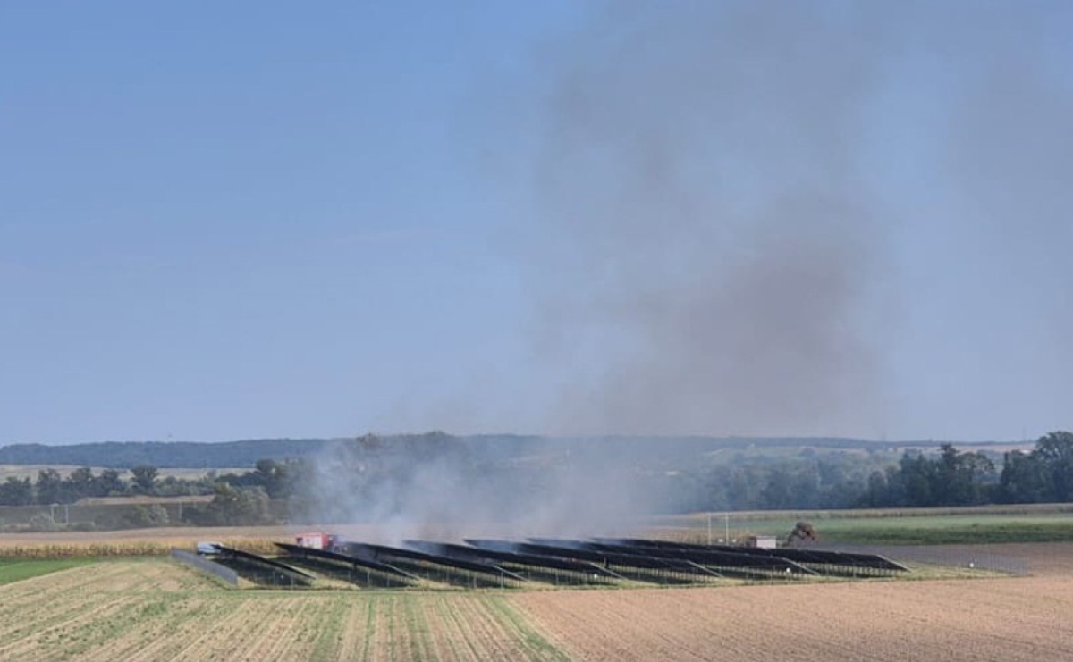 Dym nad farmą fotowoltaiczną pomiędzy Sudołem a Bieńkowicami [FOTO i WIDEO] - Serwis informacyjny z Raciborza - naszraciborz.pl
