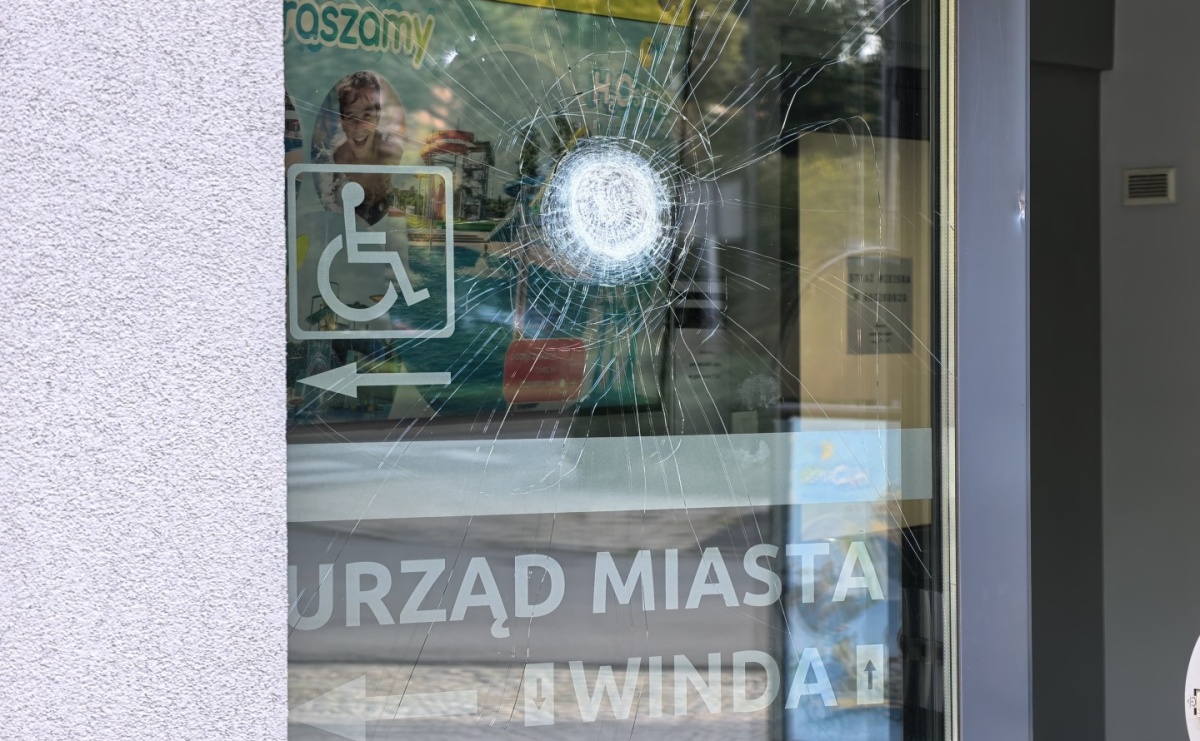 43-latek rzucał kamieniami w pojazd i drzwi komendy straży miejskiej - Serwis informacyjny z Raciborza - naszraciborz.pl