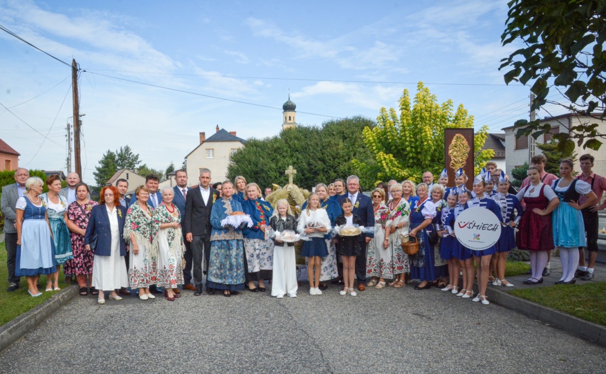 Tworków świętuje dożynki. Korowód przeszedł spod Złotego Kłosa do kościoła [FOTO i WIDEO] - Serwis informacyjny z Raciborza - naszraciborz.pl