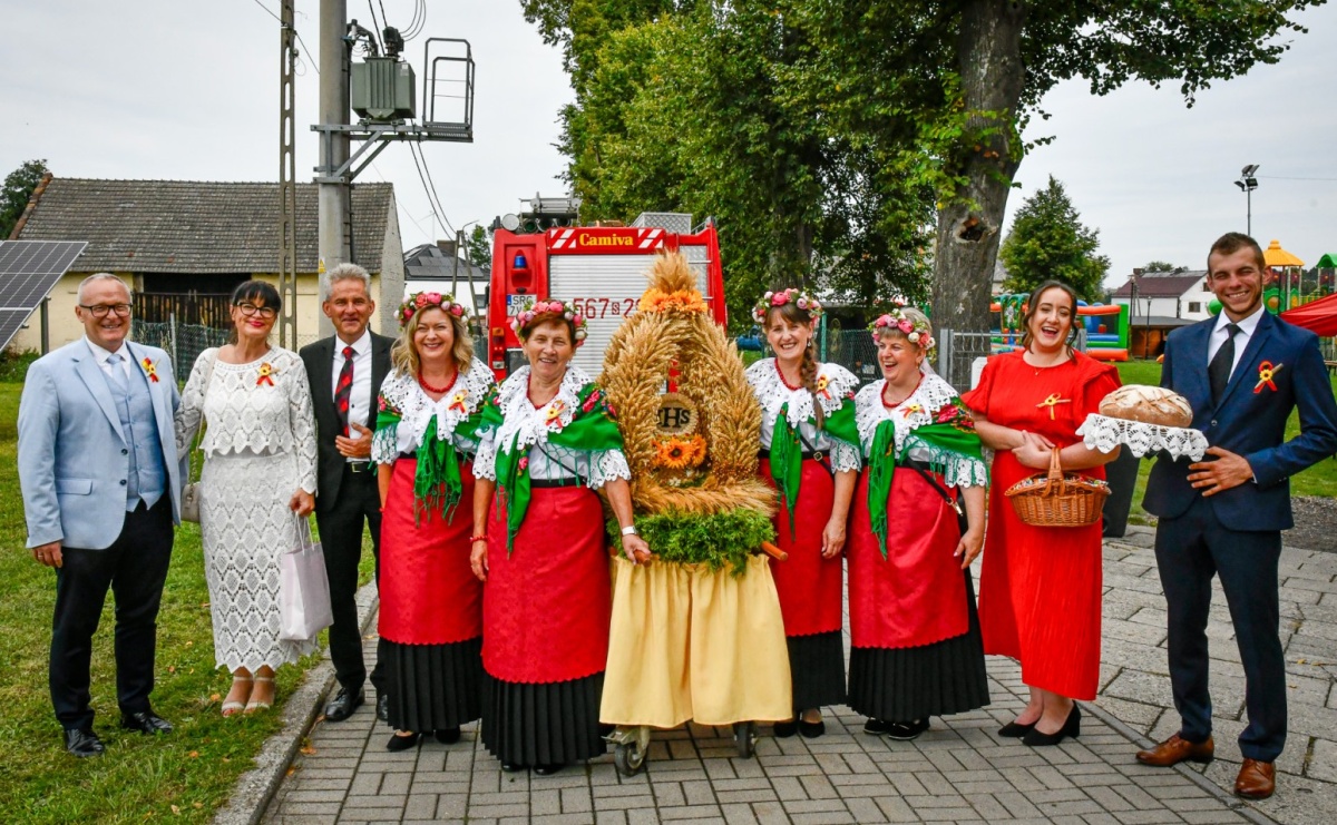 Samborowice dożynki mają i Trumpa na nie zapraszają. Korowód przeszedł przez wieś - Serwis informacyjny z Raciborza - naszraciborz.pl
