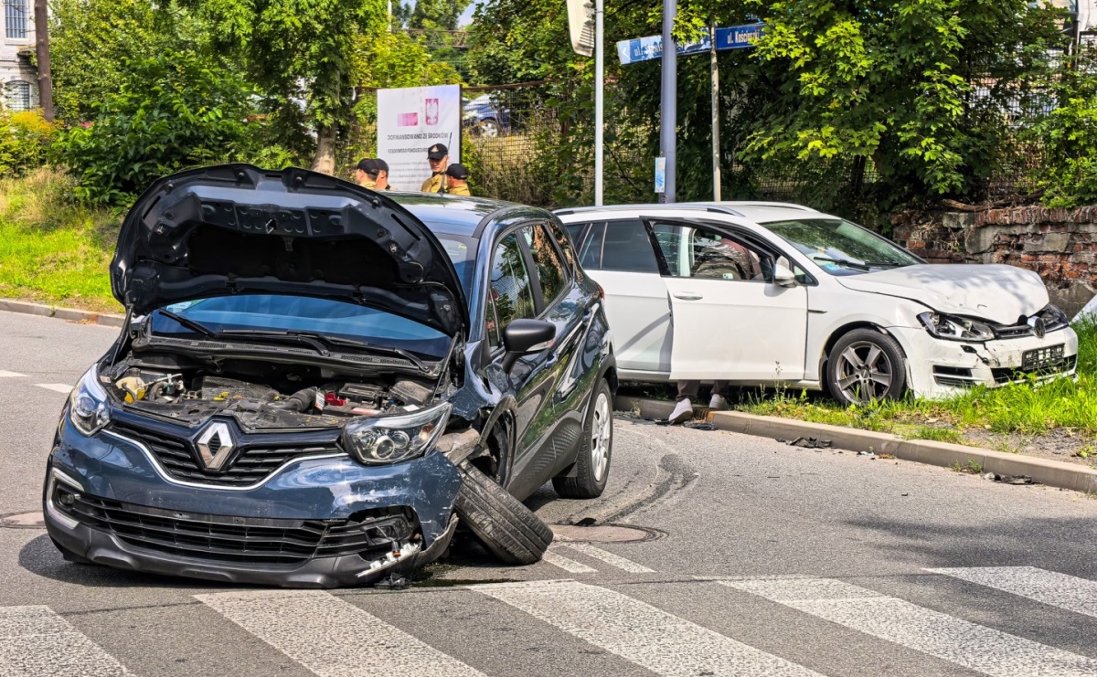Zderzenie na skrzyżowaniu przy Staszica. Kierowca Renault nie ustąpił pierwszeństwa 20-latce z VW - Serwis informacyjny z Raciborza - naszraciborz.pl