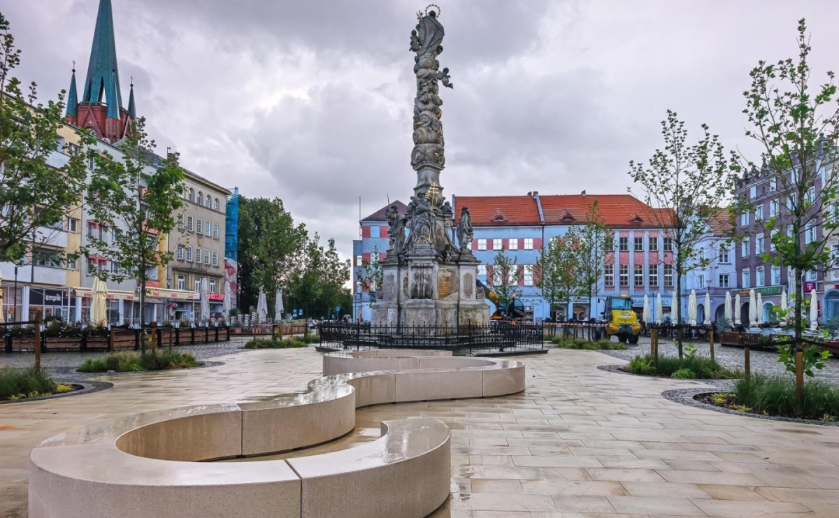 Na Rynku trwa montaż siedzisk przy kolumnie maryjnej - Serwis informacyjny z Raciborza - naszraciborz.pl