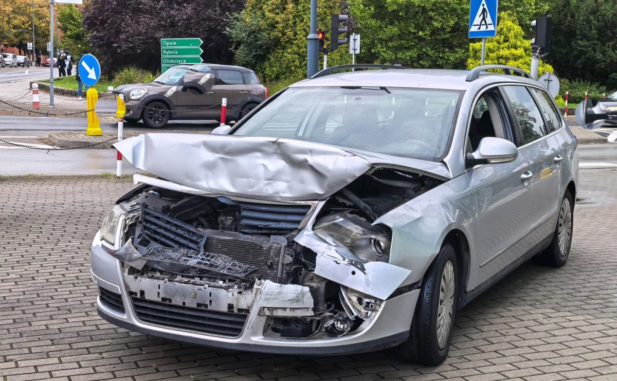 Siedem interwencji straży pożarnej w powiecie raciborskim. Kolizje, plama oleju i pożar drzewa [FOTO] - Serwis informacyjny z Raciborza - naszraciborz.pl