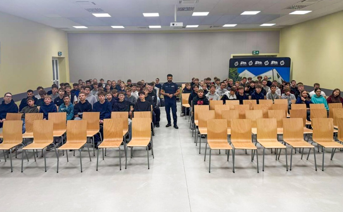 Odpowiedzialność prawna i hejt. Policjant rozmawiał z młodzieżą - Serwis informacyjny z Raciborza - naszraciborz.pl