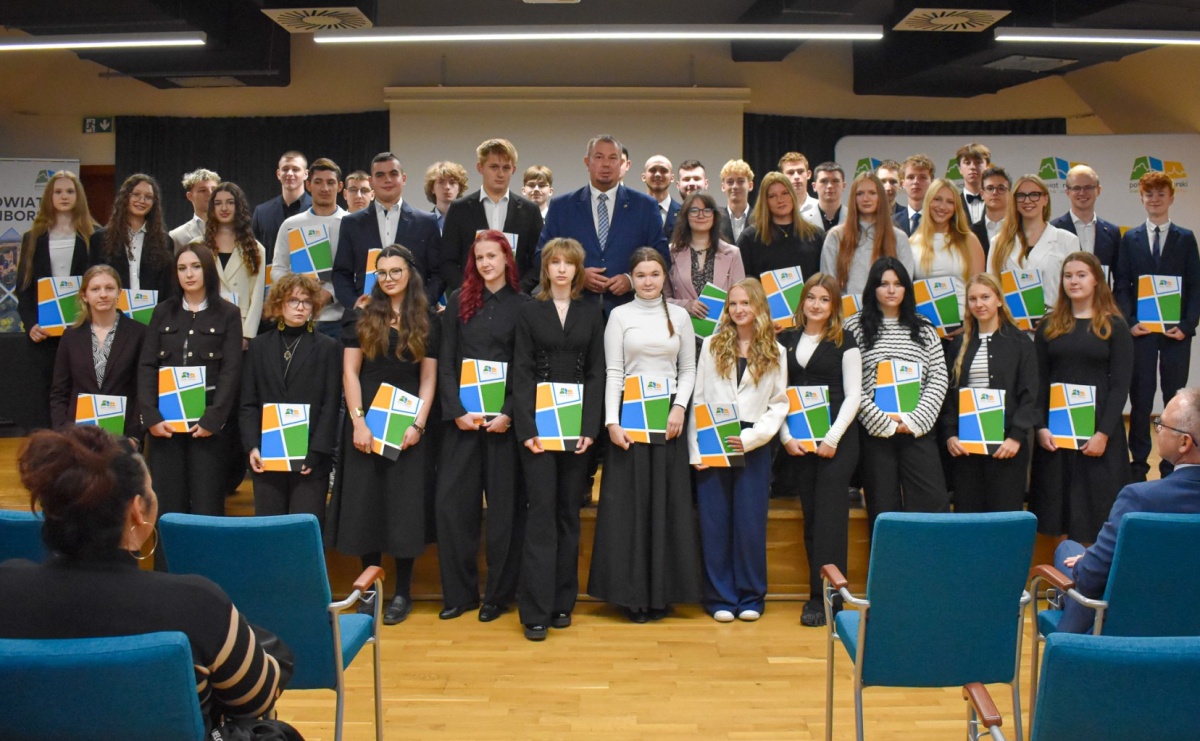 Nagrody starosty dla 45 uczniów. Uroczystość na Zamku Piastowskim - Serwis informacyjny z Raciborza - naszraciborz.pl