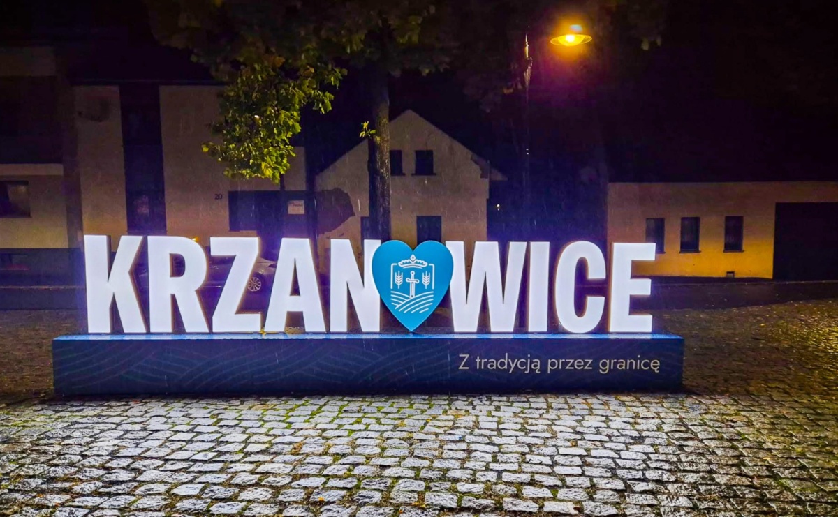 Nowy podświetlany witacz stanął na krzanowickim rynku - Serwis informacyjny z Raciborza - naszraciborz.pl
