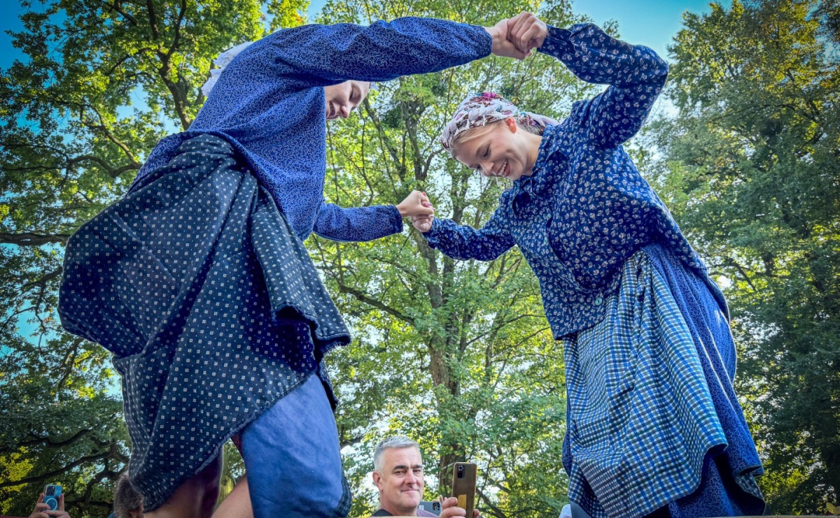 Tłumy na krowiarskim winobraniu. Dionizos i deptanie winogron przed pałacem [FOTO i WIDEO] - Serwis informacyjny z Raciborza - naszraciborz.pl