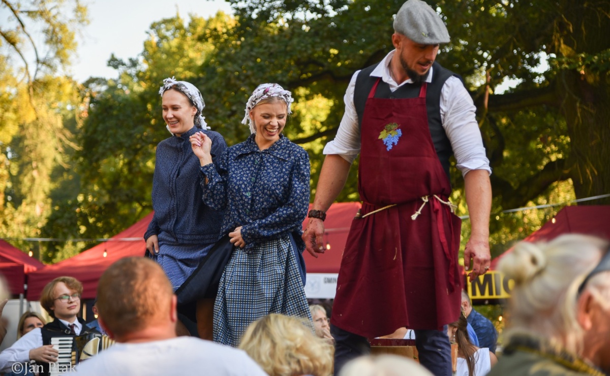 Tłumy na krowiarskim winobraniu. Dionizos i deptanie winogron przed pałacem [FOTO i WIDEO] - Serwis informacyjny z Raciborza - naszraciborz.pl
