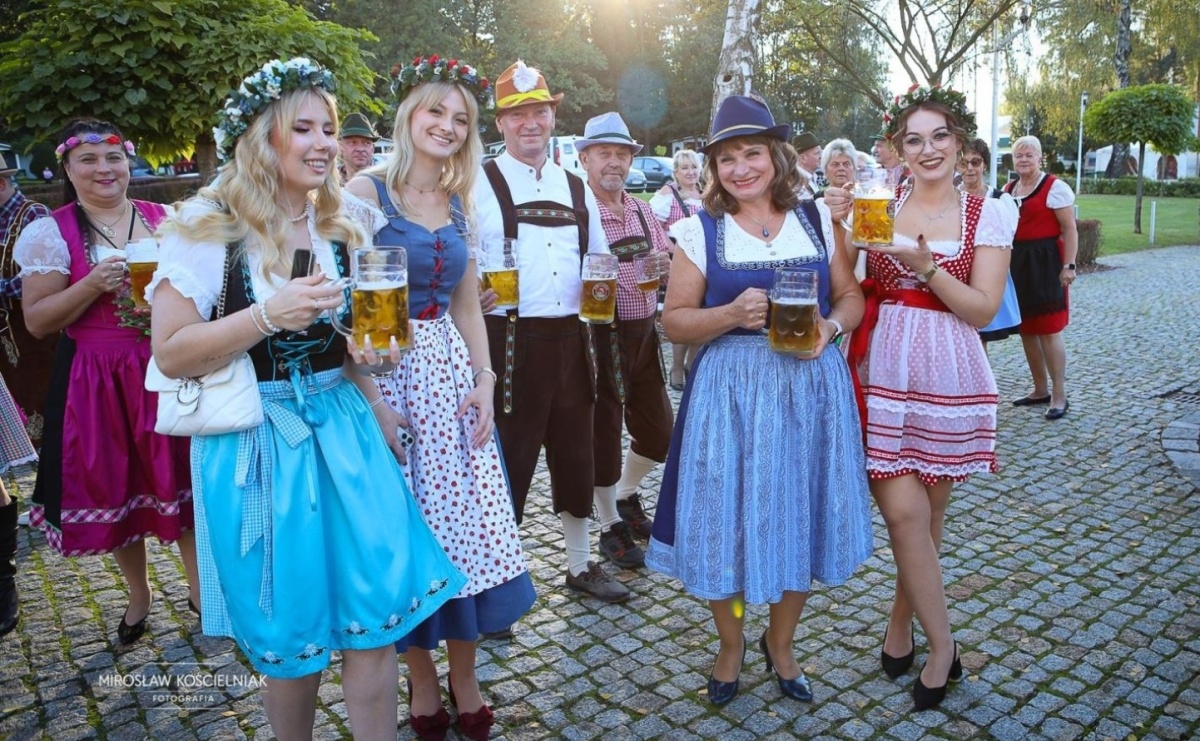 Bawarskie hity, piwo i wspólna zabawa. Święto Piwa w Szymocicach przyciągnęło tłumy [FOTO i WIDEO] - Serwis informacyjny z Raciborza - naszraciborz.pl