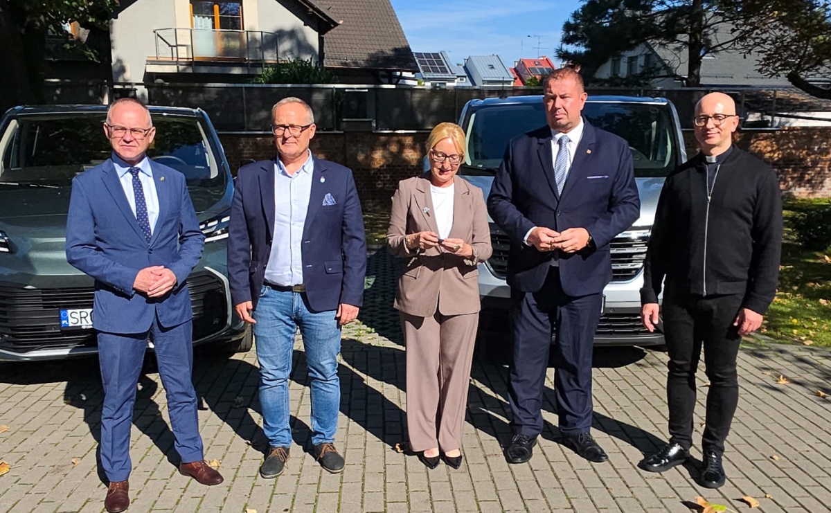 Dwa nowe samochody do przewozu osób z niepełnosprawnościami trafiły do powiatu raciborskiego - Serwis informacyjny z Raciborza - naszraciborz.pl