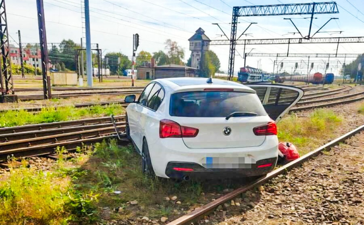 Pościg za BMW zakończył się na bocznicy kolejowej. Pasażerka z narkotykami zatrzymana - Serwis informacyjny z Raciborza - naszraciborz.pl