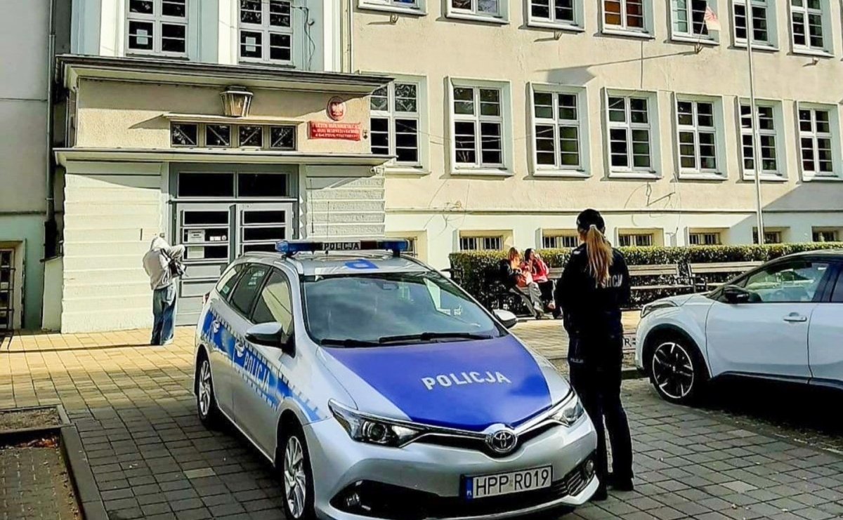 Śląska, w tym raciborska Policja zwiększa czujność w rejonach szkół. Apeluje o spokój i rozwagę - Serwis informacyjny z Raciborza - naszraciborz.pl
