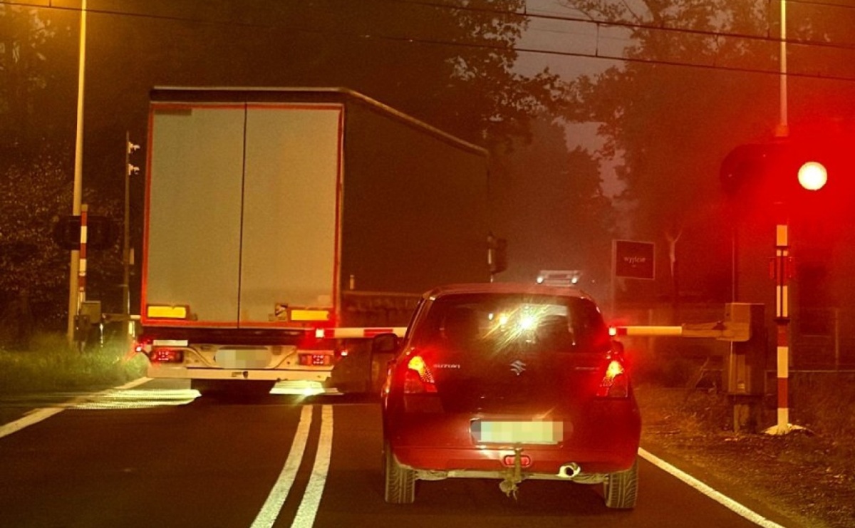 Ciężarówka wjechała na tory na czerwonym świetle! Rogatka była już opuszczona - Serwis informacyjny z Raciborza - naszraciborz.pl