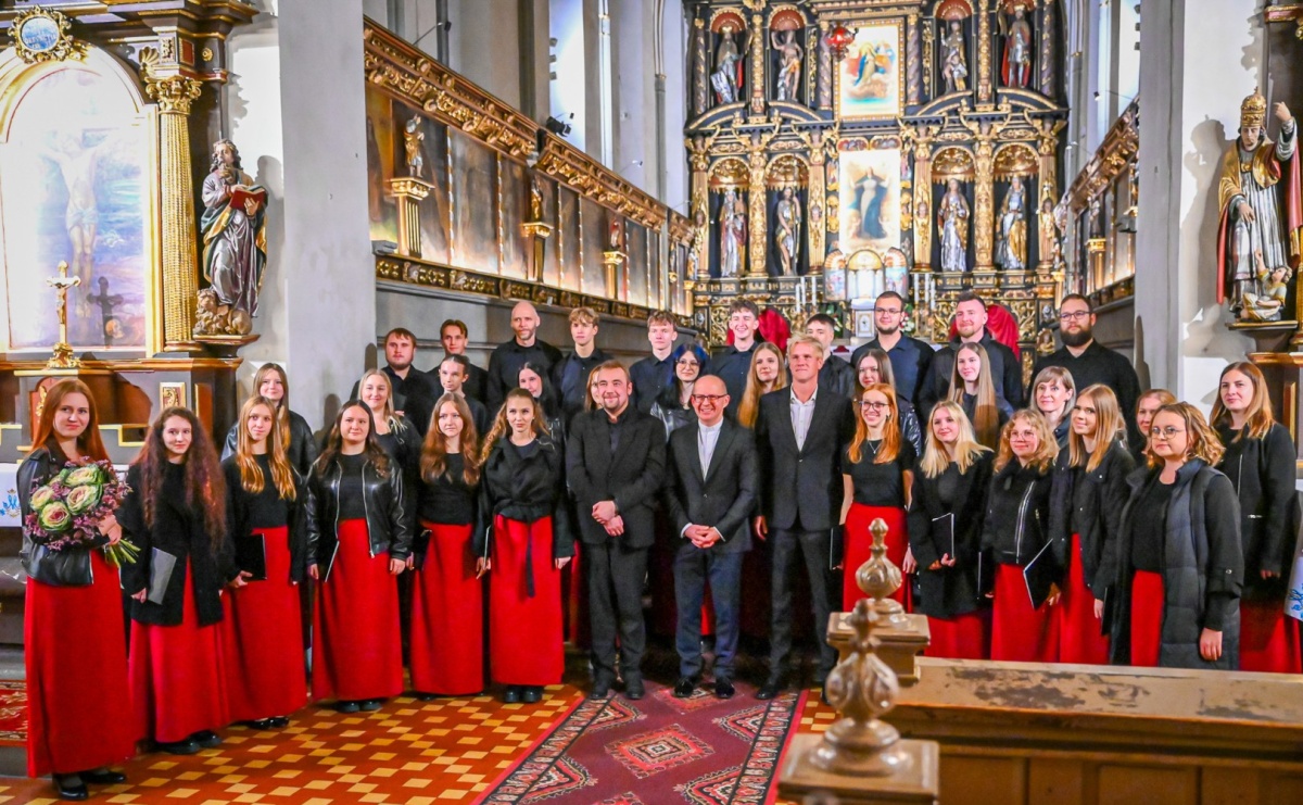 Muzyka chóralna i organy w raciborskiej farze. Koncert festiwalu Fide et Amore - Serwis informacyjny z Raciborza - naszraciborz.pl