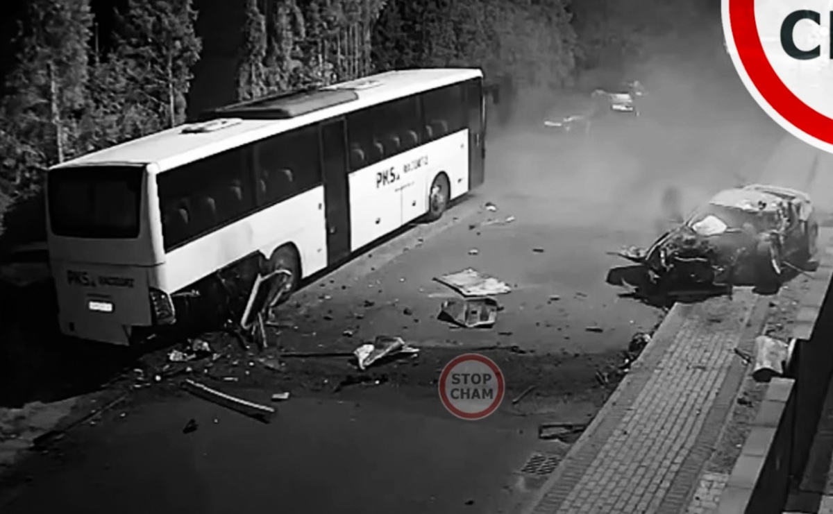 Dramatyczny wypadek w Pstrążnej uchwycony przez monitoring. Hyundai uderzył w zaparkowany autobus - Serwis informacyjny z Raciborza - naszraciborz.pl