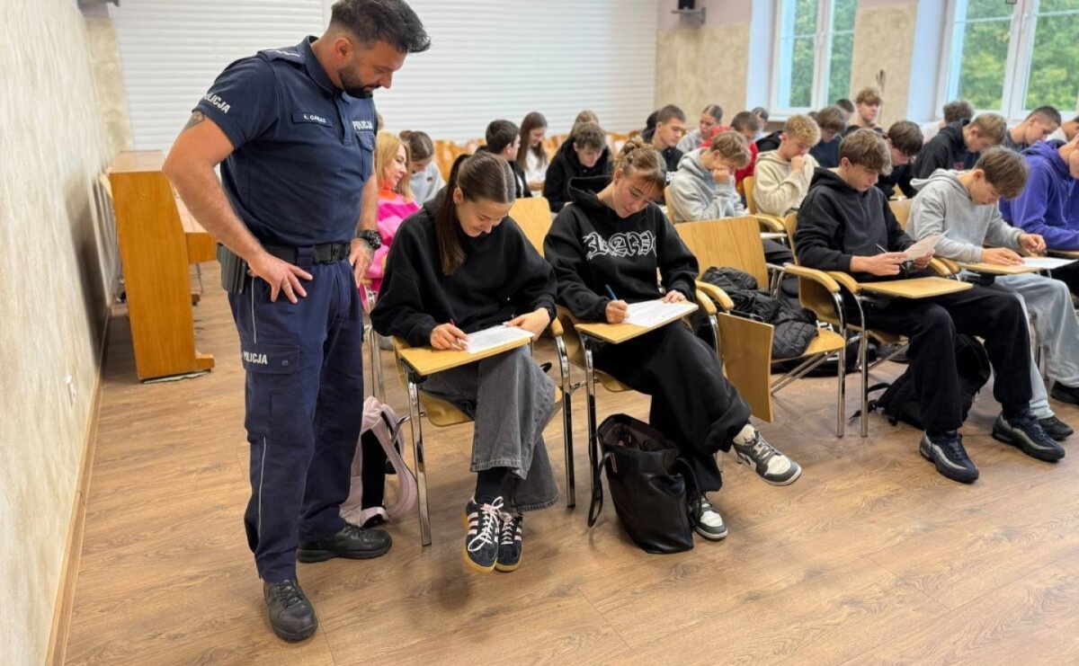 Hejt, stereotypy i przemoc w sieci. Raciborscy policjanci rozmawiali z młodzieżą - Serwis informacyjny z Raciborza - naszraciborz.pl