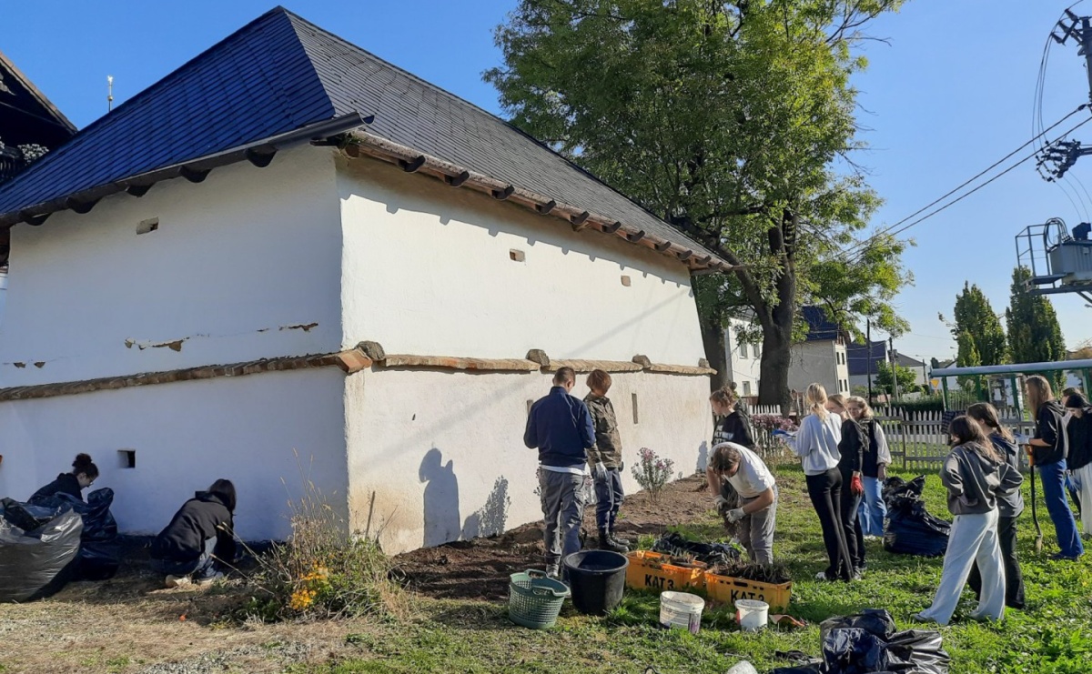 Nowa zieleń wokół zabytkowego spichlerza w Sudole. Uczniowie zadbali o jego otoczenie - Serwis informacyjny z Raciborza - naszraciborz.pl